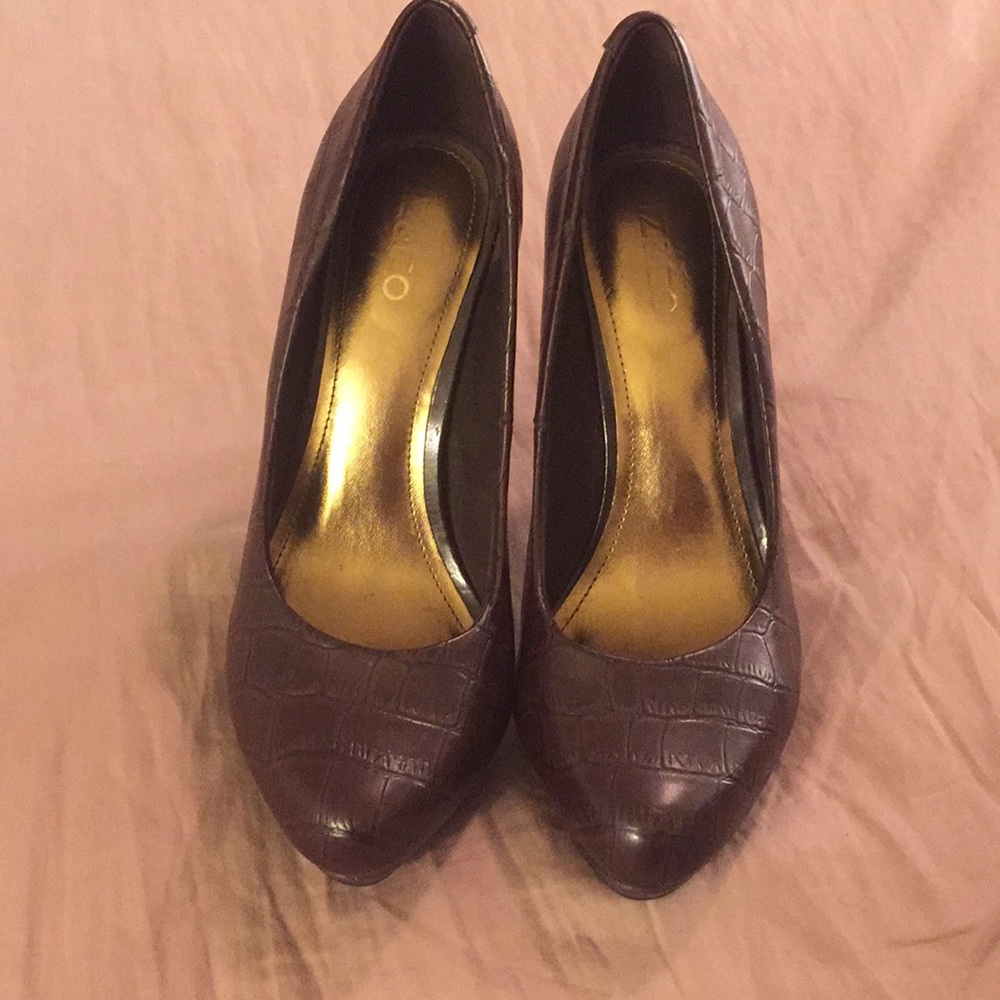 Liz & Co brown snake skin textured pumps